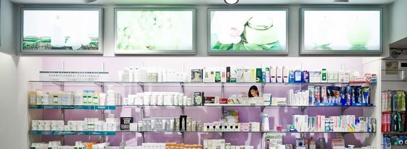 Farmacia DOLCE-BAUDINO. Un layout semplice e moderno, che interpreta in modo attuale il ruolo che, oggi sempre più, la farmacia assume.