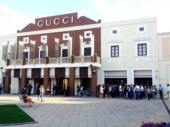 Sicilia Outlet Village. Il negozio Gucci.