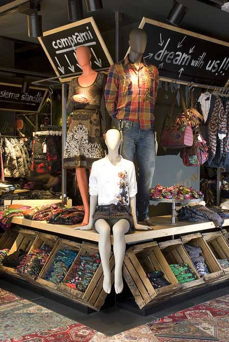 interno negozio DESIGUAL
