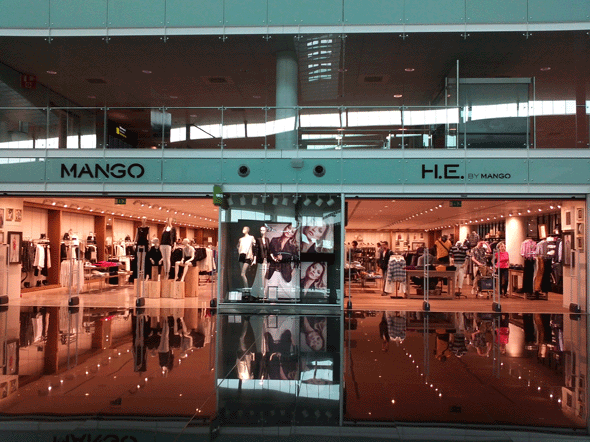 MANGO ha inaugurato il suo primo negozio nel Terminal 1 dell’Aeroporto del Prat di Barcellona.