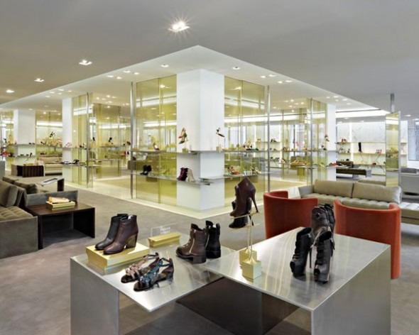 BARNEYS restyling reparto calzature