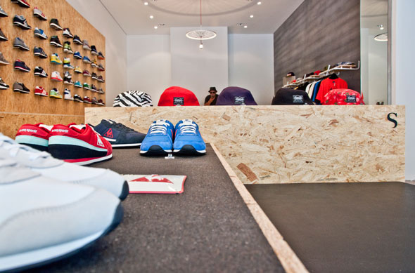 1. Design minimalista del SUPPA Sneaker Store con parete espositiva modulare per sneaker.