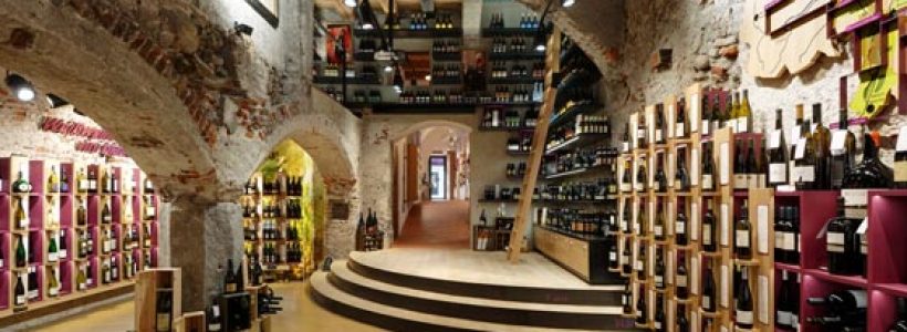 HARPF DRINK SHOP Brunico. Un negozio di vini è anche spazio espositivo e luogo di incontro.