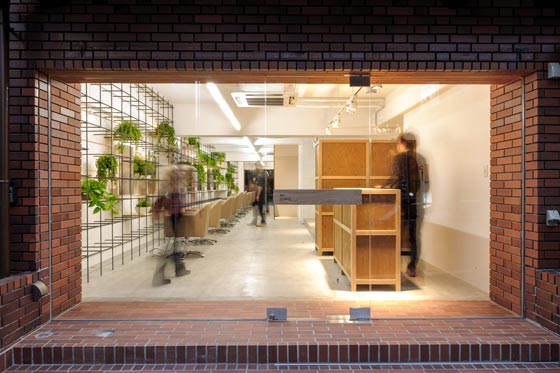 Re:SONO - Once a Week è il nome del progetto ideato dallo Studio Yamazaki Kentaro Design Workshop di Tokyo, per un salone di parrucchiere nella città di Shinigawa in Giappone.