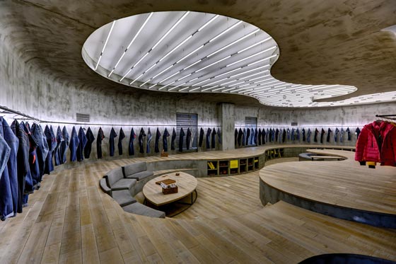 Dettaglio dell’illuminazione mista e materiali espositivi nel nuovo headquarter