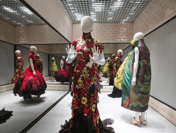 savage-beauty-Alexander-McQueen_AN-retail-design