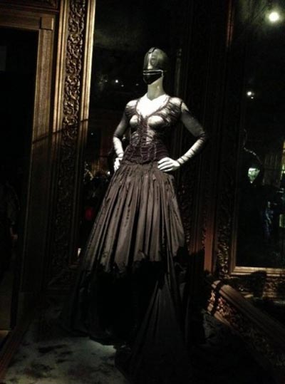 savage-beauty-Alexander-McQueen_AN-retail-design