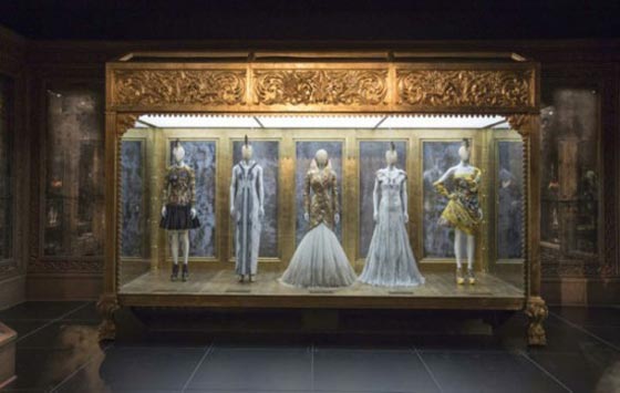 savage-beauty-Alexander-McQueen_AN-retail-design