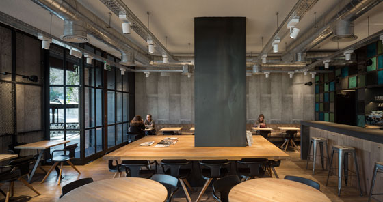 OHBO Organic Café – sala con tavolo in quercia