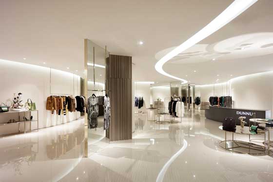 Dunnu-concept-store-Area_17_AN-shopfitting_magazine_retail_design Interni del concept store del brand Dunnu progettato da Area-17 con pareti curve, superfici lucide e arredi eleganti.