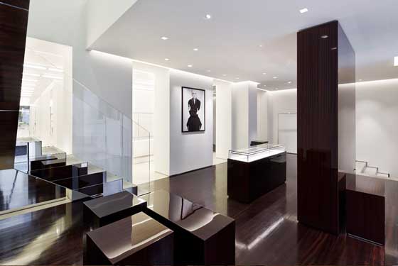 Givenchy approda a Milano e spalanca le porte del primo flagship store nella capitale italiana della moda.