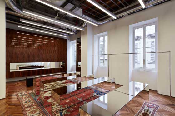 Givenchy approda a Milano e spalanca le porte del primo flagship store nella capitale italiana della moda.