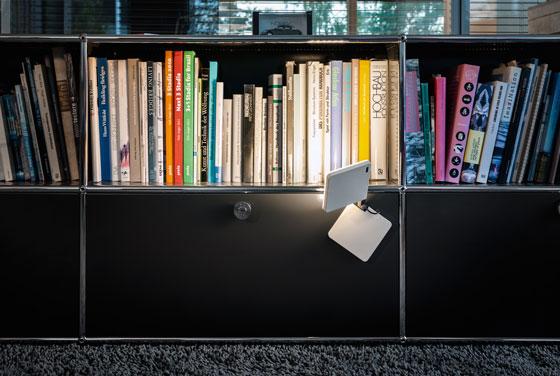 Roxxane Fly lampada LED ricaricabile in uso su libreria