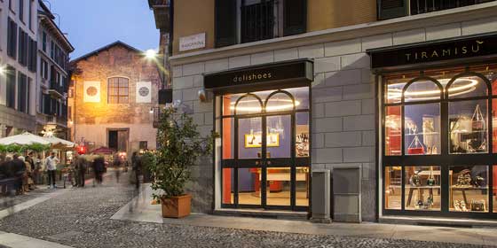 Tiramisù Delishoes, progetto ideato da Re.d, divisione di retail e marketing design di M&T, è il primo fashion restaurant dessert bar d’italia