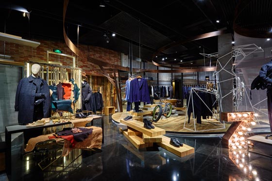 Espositori e manichini con abbigliamento uomo Both Boutique Shanghai