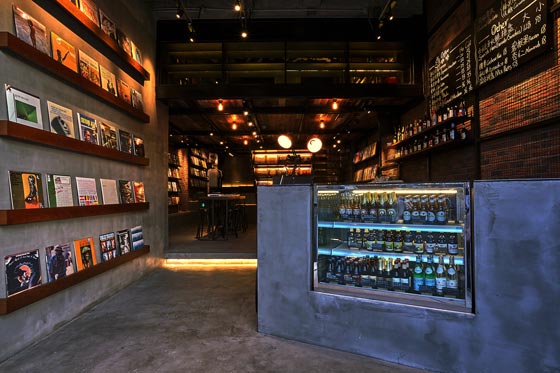 Ingresso del Both Music Store Shanghai con esposizione di vinili