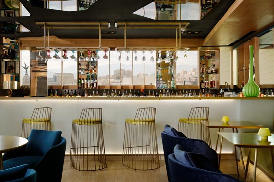 Lounge bar con vista skyline di Madrid.