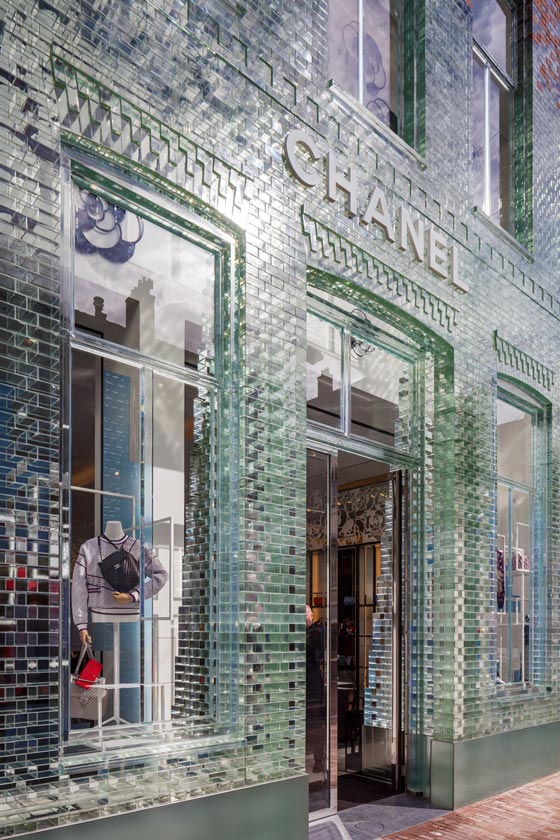 flagship store Chanel Amsterdam
facciata mattoni trasparenti