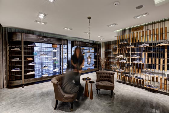 Corner accoglienza con poltroncine nello showroom Skechers a Istanbul