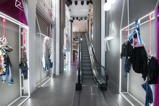 In the central Via Dante no.7, opened the first Silvian Heach Boutique in Milan, a stunning space.