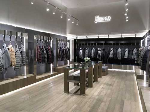 Dettaglio interni flagship store Herno a Seoul con giardini verticali e capi invernali esposti