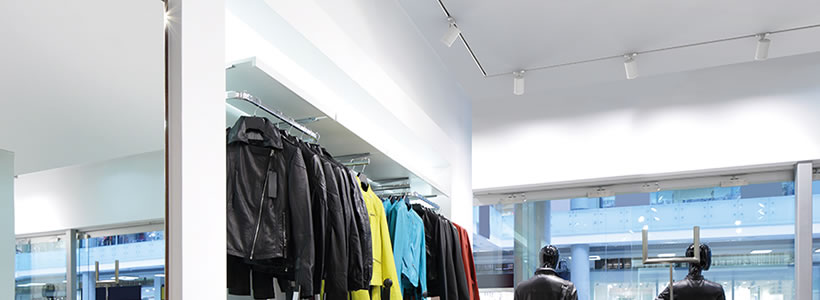Illuminazione Esse-Ci per retail: faretti LED a soffitto in un negozio di abbigliamento
