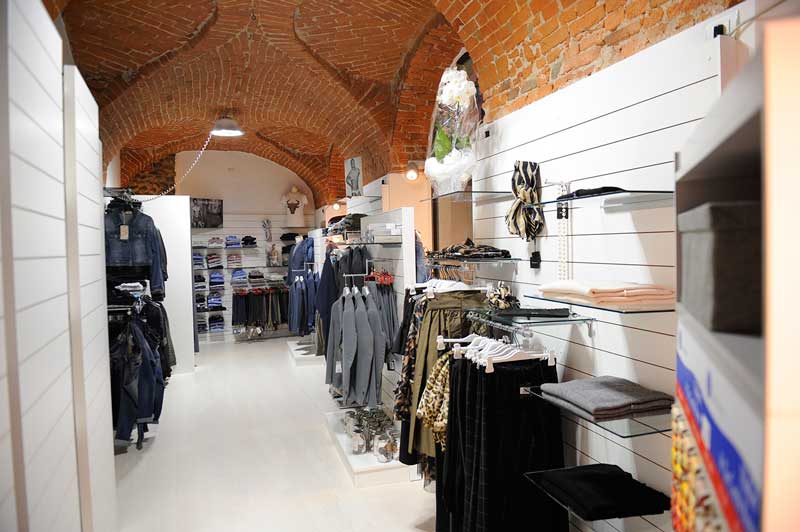 La boutique Valma di Romagnano Sesia, in provincia di Novara, è stata oggetto di un intervento di restyling curato da TERdesign.