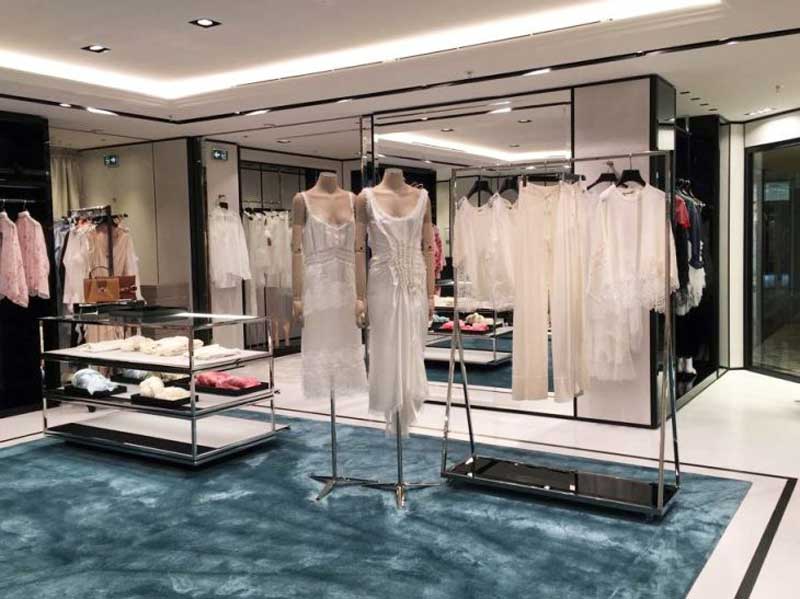 L’interior design della boutique Ermanno Scervino di Montecarlo, appositamente studiato seguendo il concept caratteristico della Maison, crea un ambiente ricercato ed elegante. La pavimentazione accosta marmo bianco e moquette, mentre le pareti sono impreziosite da rivestimenti interni in vetro fumé, a specchio e stucco grigio, e da un rivestimento esterno in marmo nero del Belgio.
