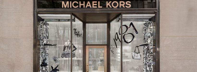 Vetrine negozi ispirate ai graffiti per il lancio della capsule MKGO Graffiti