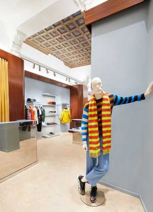 manichino all'interno del monomarca Kenzo di Firenze