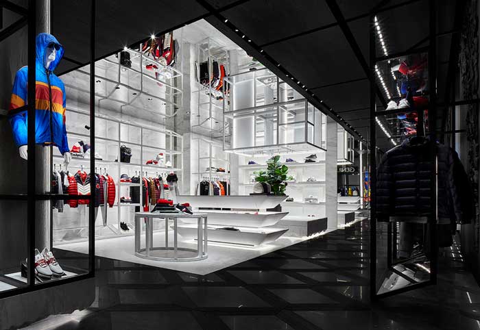 Gli interni del nuovo flagship store Moncler a Singapore