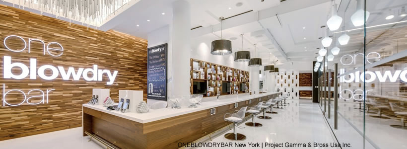 One Blowdry Bar a New York con bancone e postazioni per hairstyling