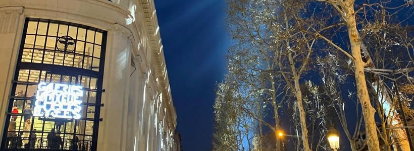 Galeries Lafayette Champs-Élysées a Parigi con facciata illuminata