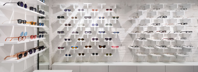 Ottica Tullino a Napoli con mensole espositive per gli occhiali