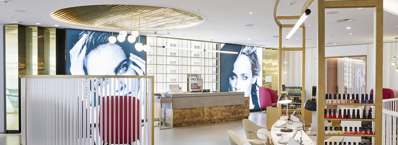 Douglas flagship store in Frankfurt with beauty service area and gold details