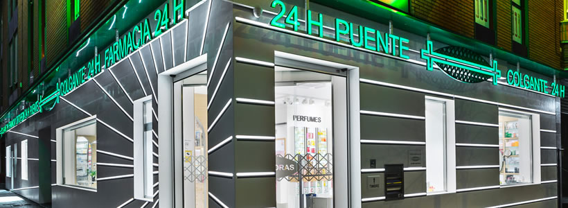 uente Colgante Pharmacy illuminated storefront in Valladolid
