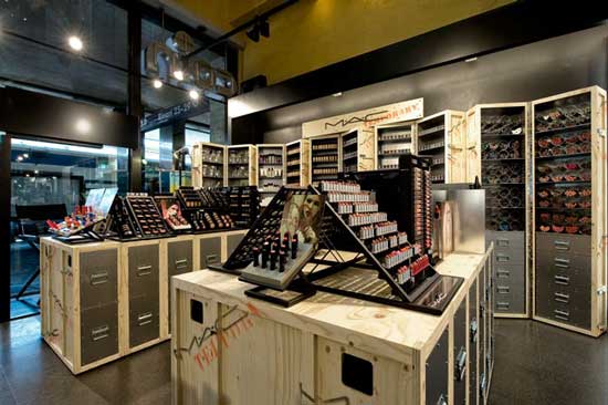 Il primo Pop Up Store italiano di M-A-C Cosmetics ha aperto i battenti nella Stazione Roma Termini all'interno del nuovo store Coin