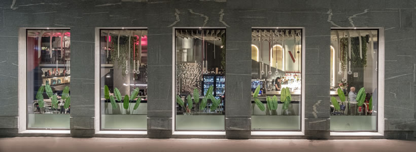 Facciata del ristorante OTIVM Milano con vista sugli interni