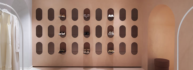 Parete espositiva per calzature nella boutique Alysi a Milano