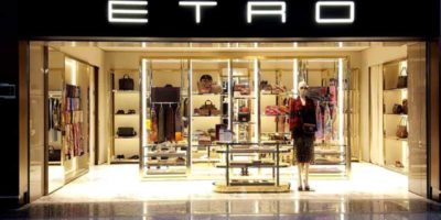 ETRO inaugura una boutique presso il nuovo aeroporto internazionale Daxing di Pechino.