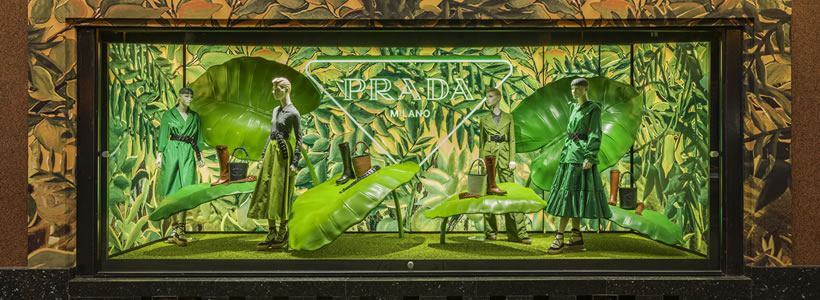 PRADA “Hyper Leaves: pop up e vetrine dedicate al mondo della natura selvaggia