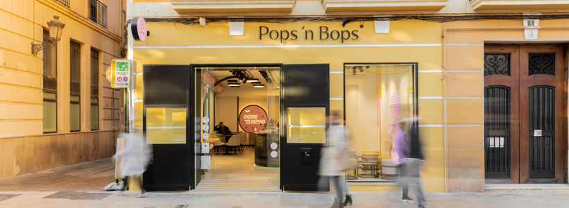 Huuun signs this new commercial interior design project based on branding and visual brand development, conceptualized by Brandsummit studio