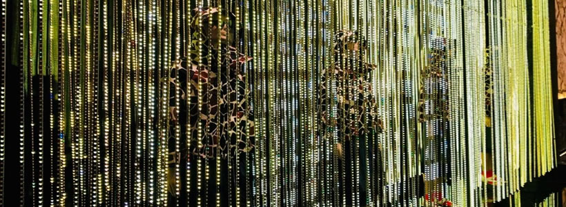Stripes LED di InformaSistemi per le vetrine MONCLER