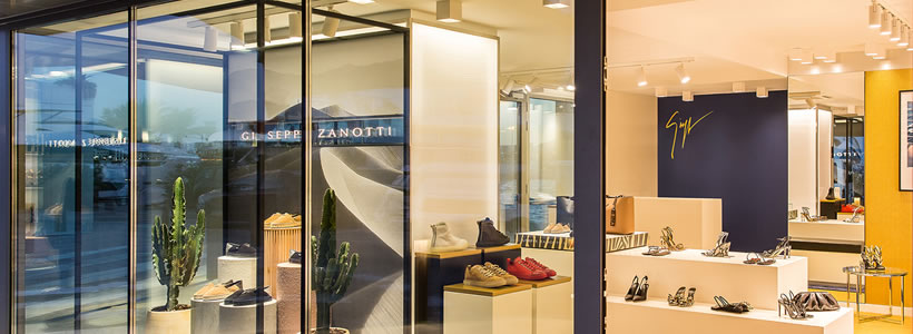 Giuseppe Zanotti ha riaperto le porte della sua boutique di Ibiza con un nuovo look.