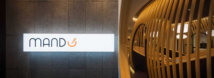 Lo Studio SMLXL firma gli interni del ristorante coreano Mandu