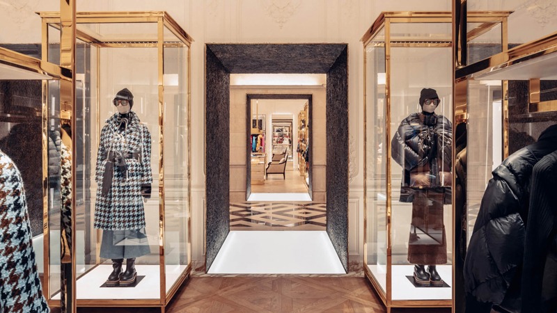 Raffinatezza parigina e architetture maestose si incontrano nella nuova boutique di Moncler, nei pressi dei prestigiosi Champs-Élysées e dell'iconico Arco di Trionfo
