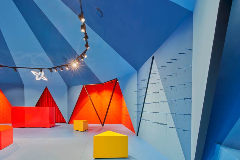 Il progetto per lo store Munich di Getafe, curato dallo Studio Animal, ricorda la struttura di un tendone da circo