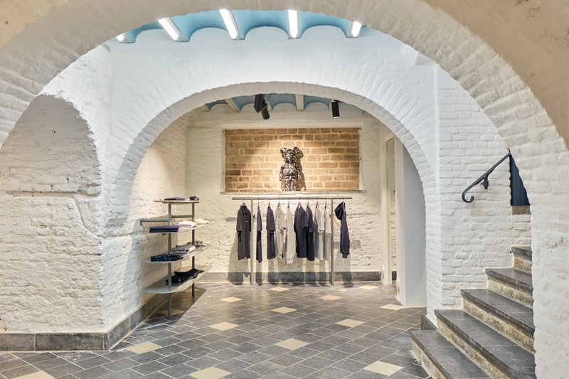 With their new shops for clothing brand COEF, Carbon Studio and KUUB utilized the potentials of the location and the new program to the max, in order to create a special shop experience