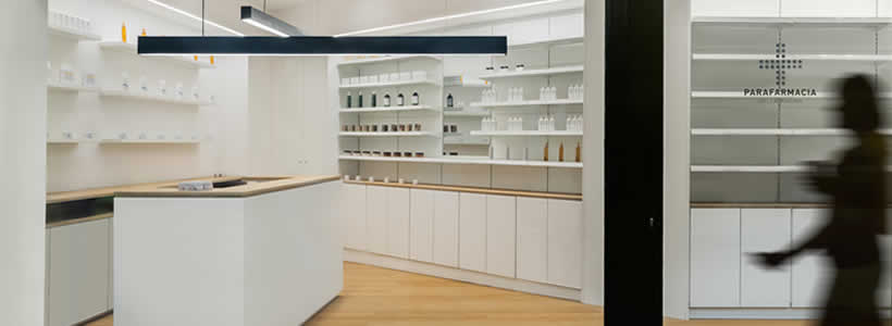 Nel centro storico di Palermo lo Studio Alva Architetti progetta gli spazi e il branding per la Parafarmacia della Marina.