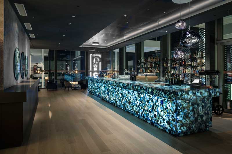Il bancone del Bar Iris - nell’Hotel Hyatt Regency Zurich Airport The Circle - sottolinea l’esperienza e la sensibilità Prisma a realizzare concept altamente professionali 